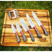 Grill Brothers SET KNIVES with high-carbon stainless steel blades and ergonomic dual-tone handles on a wooden cutting board.