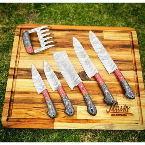 Grill Brothers SET KNIVES with high-carbon stainless steel blades and ergonomic dual-tone handles on a wooden cutting board.