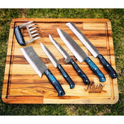 Grill Brothers SET KNIVES BBQ knife set with high-carbon steel blades and ergonomic blue handles on a wooden cutting board.