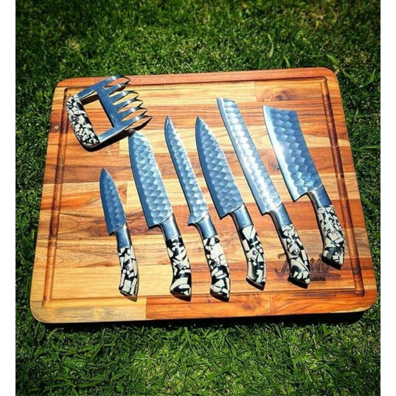 Grill Brothers SET KNIVES featuring high-carbon stainless steel blades with patterned ergonomic handles on wooden cutting board.