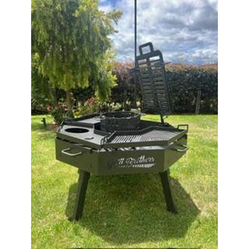 Grill Brothers Small Duomo Argentine grill with 3mm iron, octagonal shape, adjustable stake system, and versatile cooking surfaces.